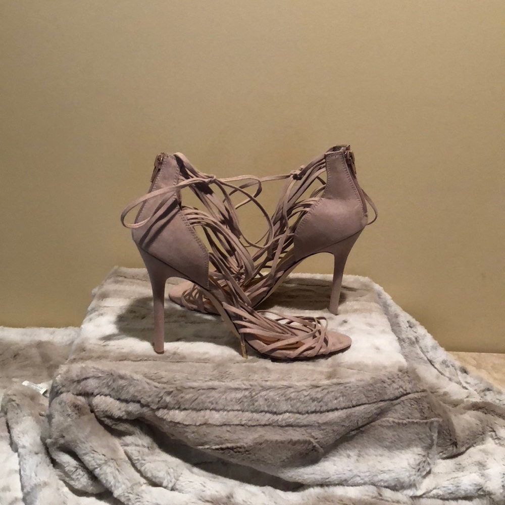 High Heel - Picture 4 of 6